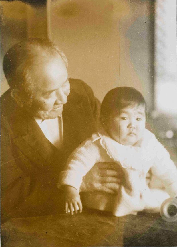 Masahide sur les genoux de son arrière-grand-père Eiichi. (© Shibusawa Memorial Museum)