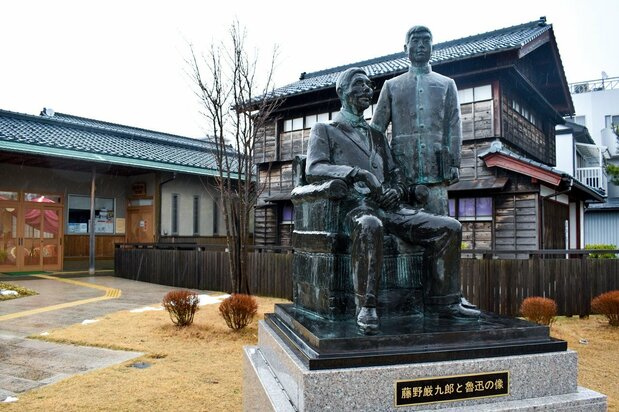 記念館の前庭にある藤野厳九郎(左)と若き魯迅(右)のブロンズ像