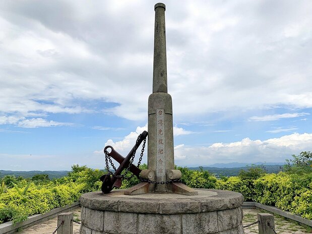 苗栗県通霄の日露戦争望洋台。結果としてバルチック艦隊は台湾海峡ではなく、台湾東岸を通って北上した。記念碑は戦後、国民党政府によって「台湾光復紀念碑」とされた