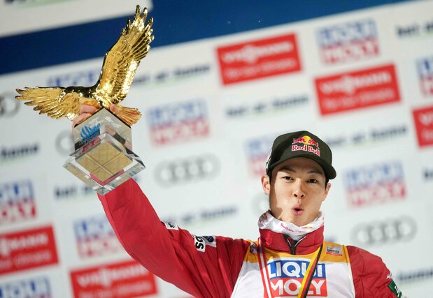 歴史ある大会「スキージャンプ週間」で総合優勝し、トロフィを掲げる小林(2022年1月6日、オーストリア・ビショフスホーフェン)AFP=時事