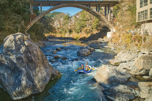 奥多摩のラフティング風景。秩父の長瀞でもラフティングが人気　写真：TCVB