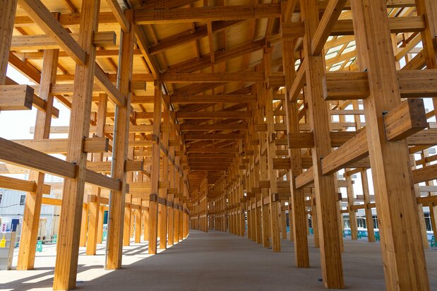 The ground-level “Ring Ground Walk” gives visitors a close-up view of Japanese artisanal skill. (© Hashino Yukinori)