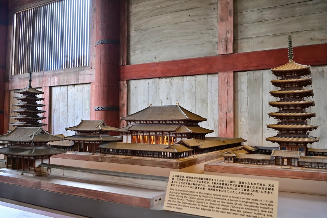 Une maquette à l’intérieur du Daibutsu-den représente l’agencement original du complexe. Le premier pavillon du Grand Bouddha était bien plus grand, à 100 mètres de hauteur, et était flanqué de deux immenses pagodes.