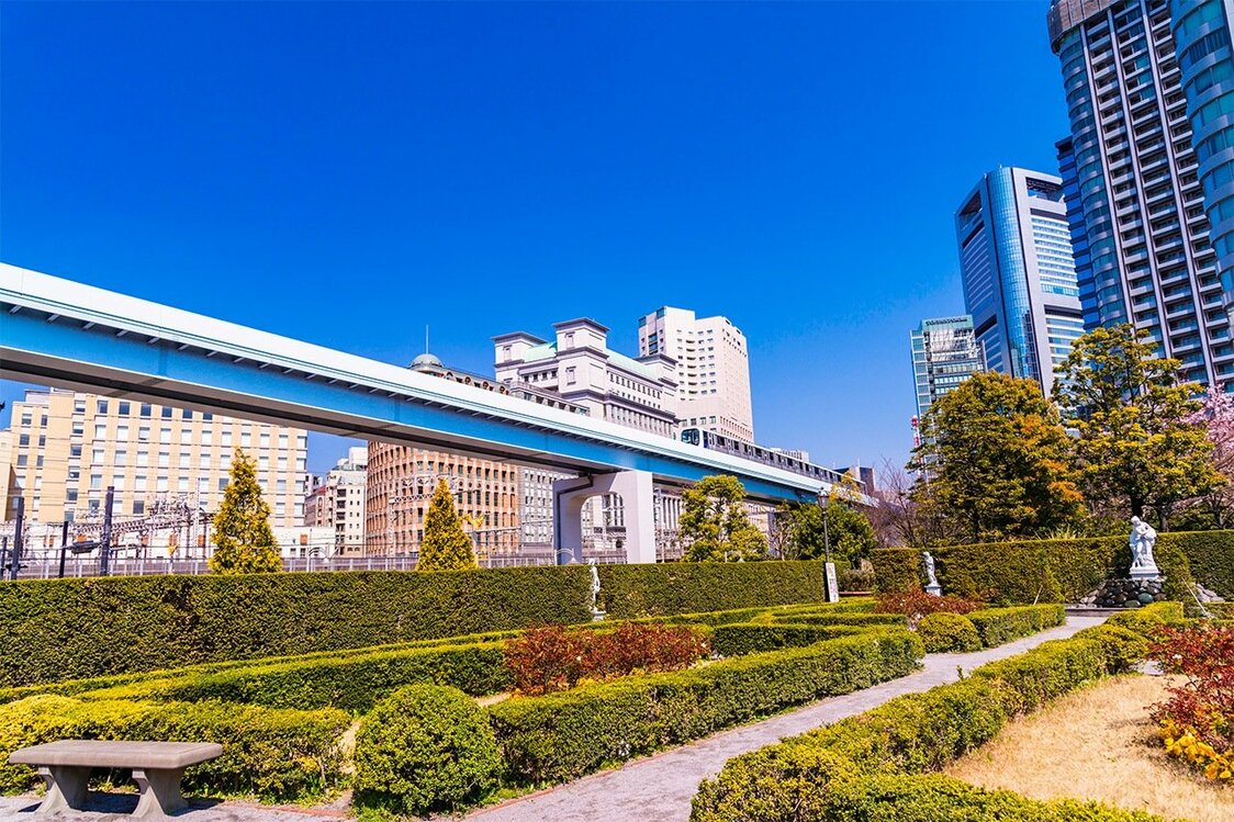 高層ビルとゆりかもめに囲まれたイタリア公園。（PIXTA）