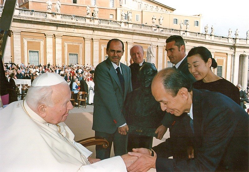 Jean-Paul II remercie Okumura Nobuyuki pendant la célébration du 25e anniversaire de son pontificat, le 16 octobre 2003. (Photo avec l’aimable autorisation de l’État du Vatican)