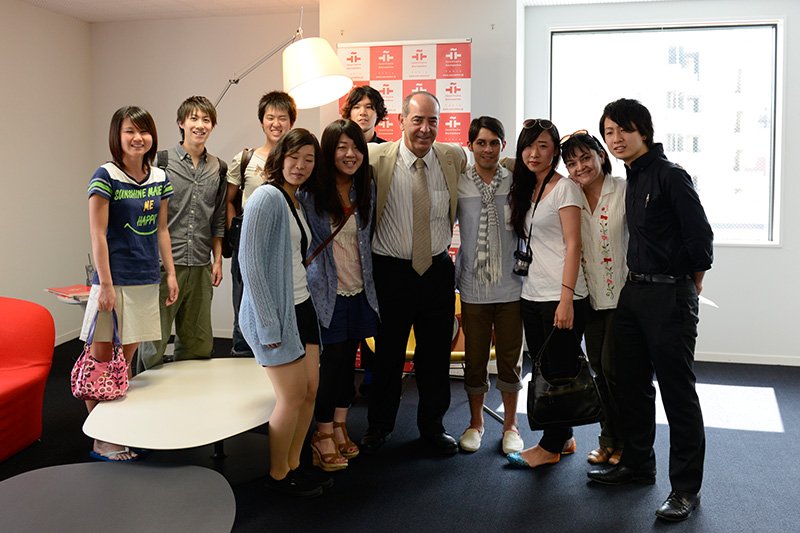 Gil con alumnos de español de la Universidad de Kanda que acudieron al Instituto Cervantes