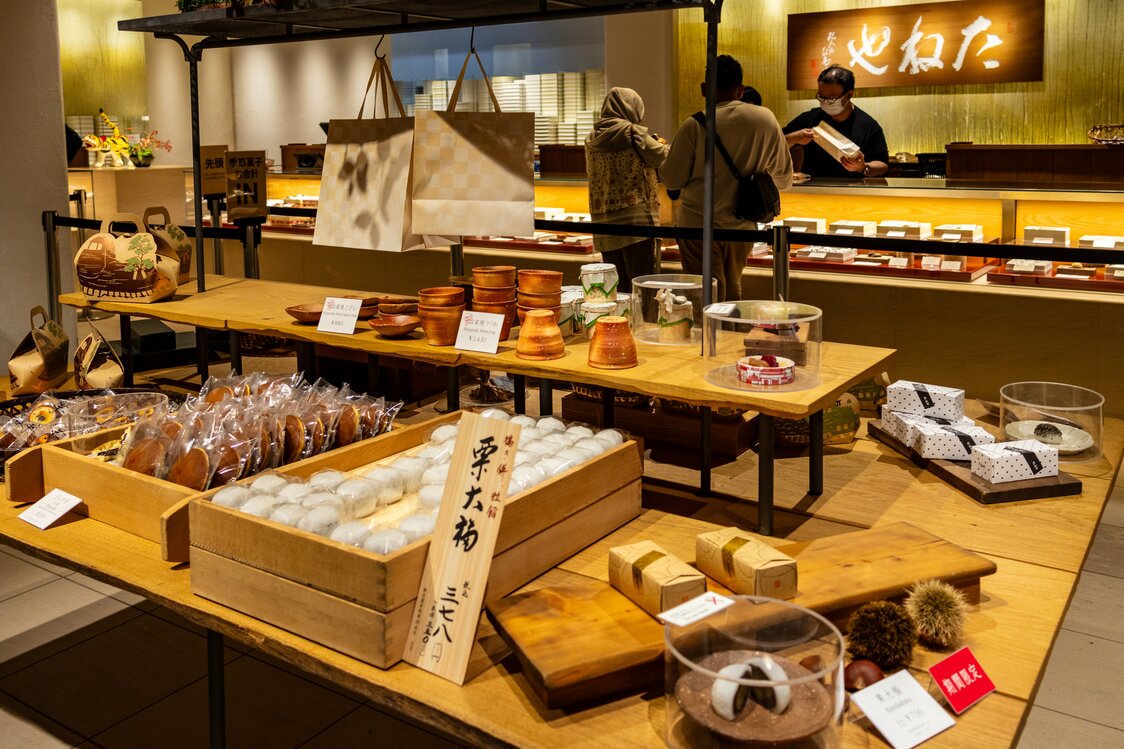 Taneya’s traditional Japanese sweets make excellent souvenirs. (© Nippon.com)