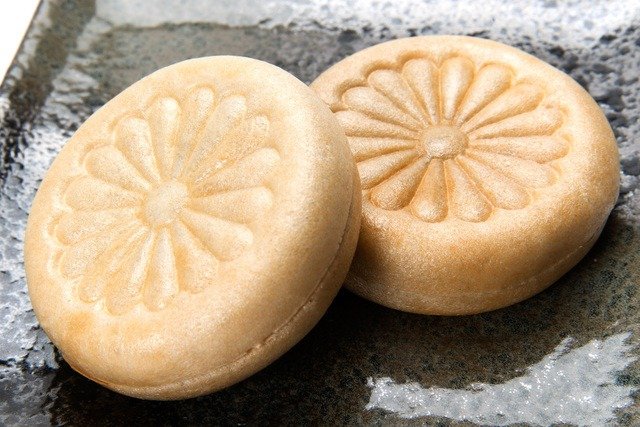 Монака, украшенная изображениями хризантем