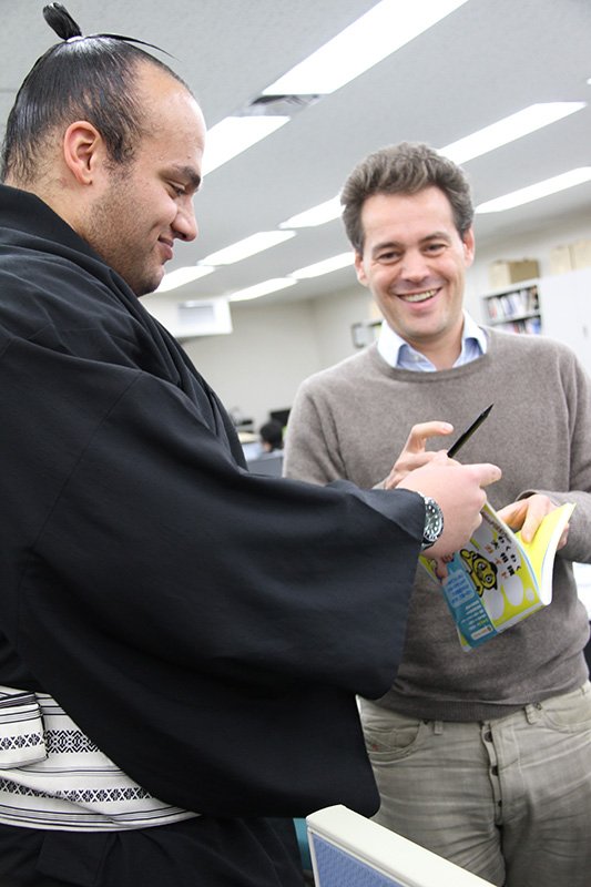 Ōsunaarashi signs an autograph for a fan. (That’s me!)