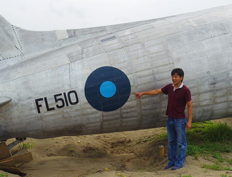 Watanabe, explicando detalles de la historia frente al Dakota (playa de Sobama, Isla de Sado)