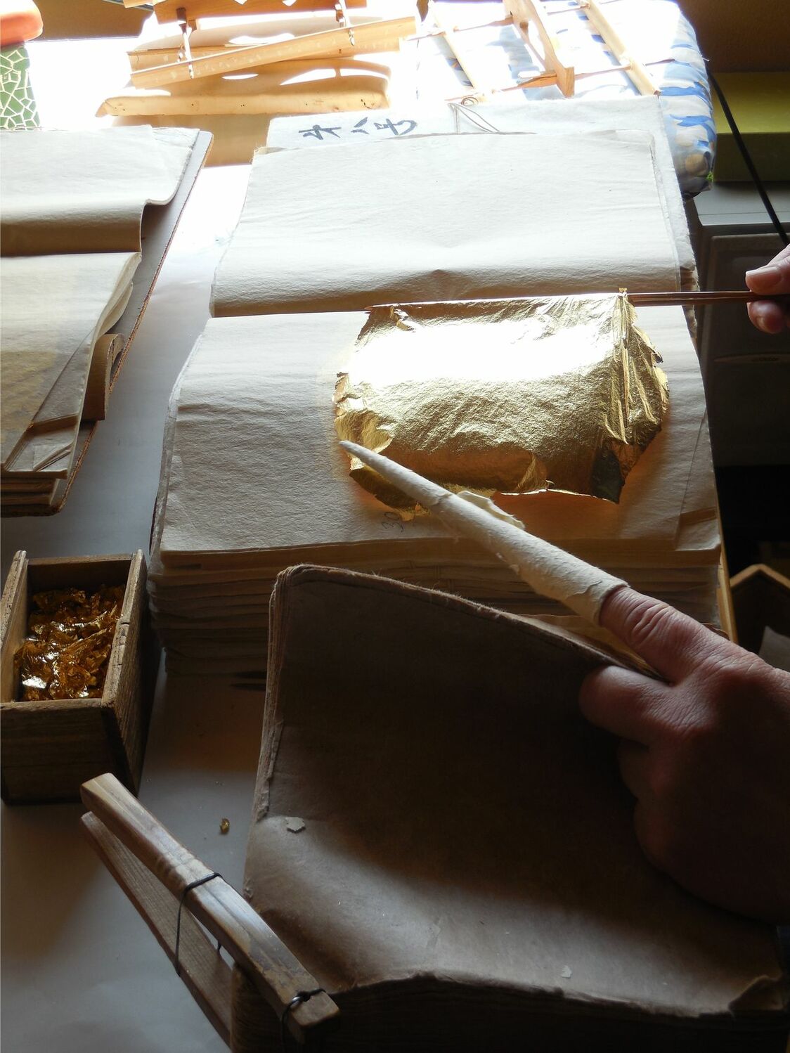 La production traditionnelle de feuille d’or entsuke (© Jiji ; Société de préservation des techniques traditionnelles des feuilles d’or de Kanazawa)