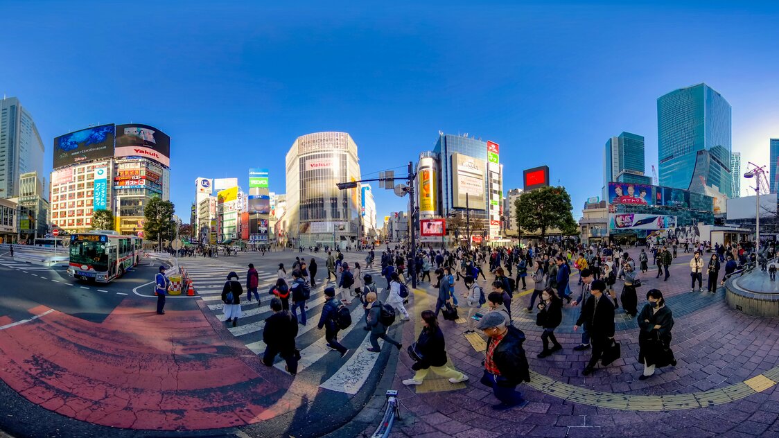 涩谷全向十字路口，因穿马路的行人之众多而世界闻名