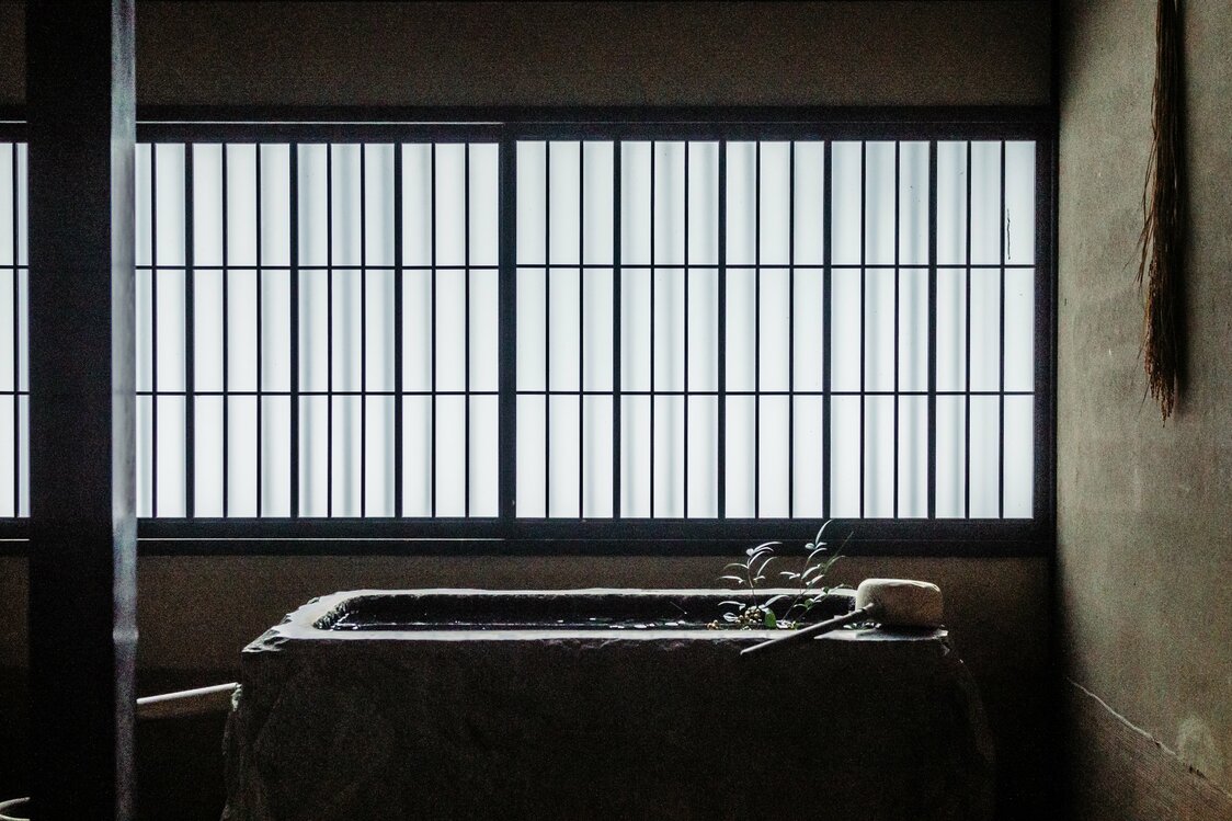 玄関の土間に据えられた手水。この左には大竈が据えられていて、味噌作りなどに活躍する