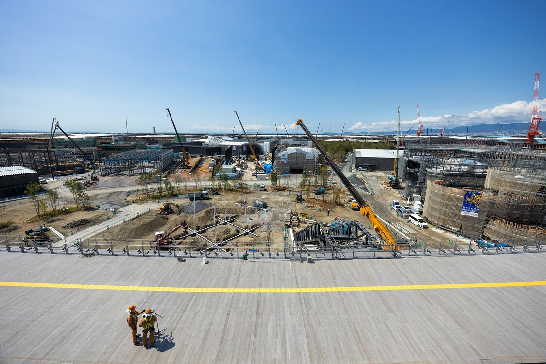 Dentro del anillo la construcción de los pabellones avanza a buen ritmo. (© Hashino Yukinori)