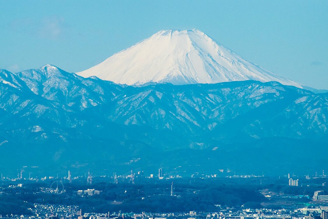 都庁からの壮大な富士山。東京から富士を眺めるなら、気温が低く、見通しが利く冬場（12～2月）がおすすめ
