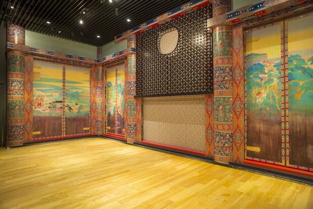 La restauración de las puertas decoradas en el interior del pabellón. Todos los detalles son sumamente elegantes. (Fotografía: Byōdōin)