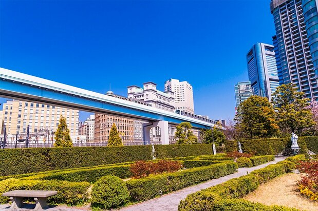 高層ビルとゆりかもめに囲まれたイタリア公園。(PIXTA)