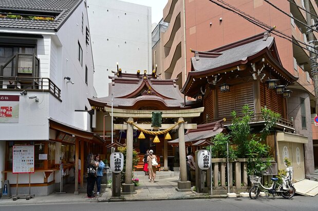 ビルの間にたたずむ小網神社。決して大きな神社では無いが、平日の午前中にもかかわらず、 絶え間なく参詣者が訪れていた