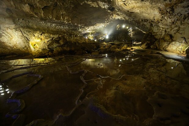 La gruta es inmensa. En la fotografía aparece Chimachida, una zona situada en la parte inferior de Senjōjiki, de 80 metros de ancho por 175 de largo.
