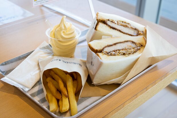 ペンギンの看板メニュー「スペシャルサンド」のカツ(税込み600円)とフライドポテトのMサイズ(同280円)、昔ながらの味のソフトクリーム(同300円)