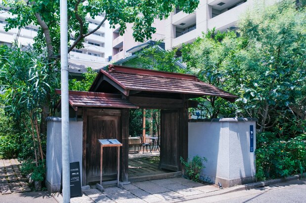 This cafe in a green urban valley between the buildings is truly an oasis of the metropolis. (© Kawaguchi Yōko)