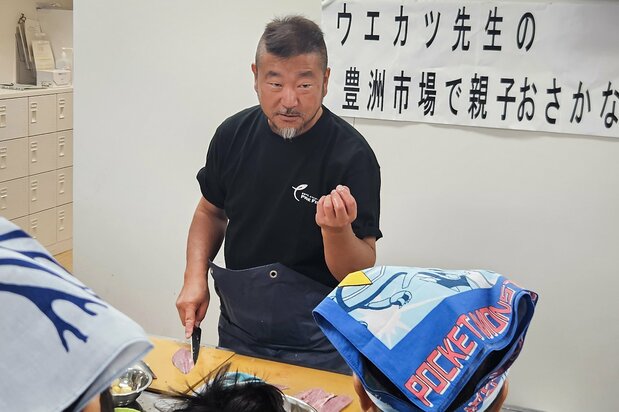 上田手持菜刀，为孩子们热情讲解（图片：作者）