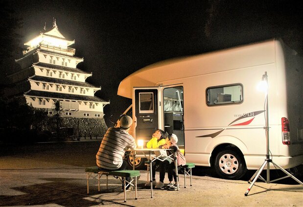 Built in 1618 by the famed builder Matsukura Bungonokami Shigemasa, the castle was pulled down under the Meiji government, but reconstructed in 1964, based on historical records. It is rare instance of a castle with car parking inside the keep. (Courtesy of the Shimabara Tourism Bureau)