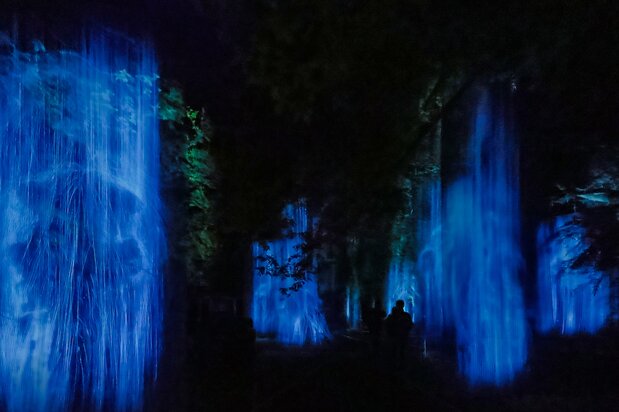 “Cascada que posee el bosque del valle”, donde una cortina de agua aparece de repente en medio de la espesura. (© nippon.com)