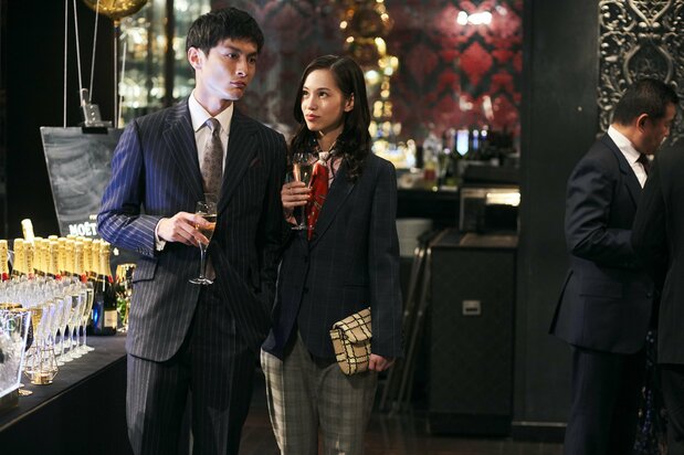 Kōichirō (Kōra Kengo) y Miki (Mizuhara Kiko) © Yamauchi Mariko / Shūeisha – Comité de producción de Ano ko wa kizoku