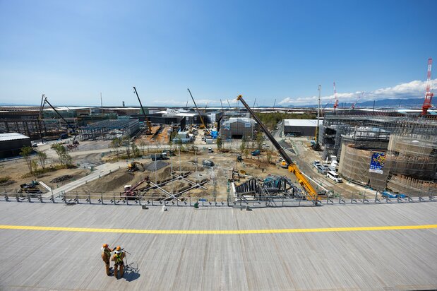 Within the ring, construction work on the pavilions is progressing at a clip. (© Hashino Yukinori)