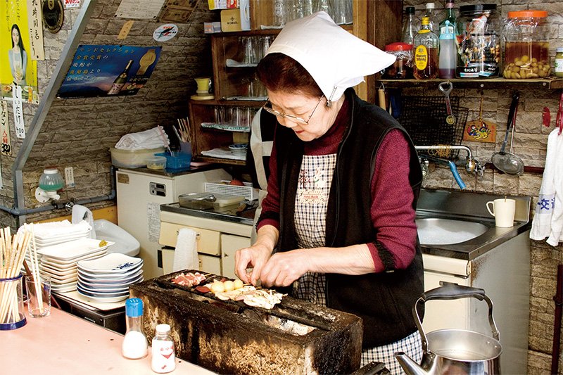 Kōmori, uno de los restaurantes de yakitori más antiguos de Nagato. Recibe una cantidad infinita de clientes procedentes de lugares lejanos.