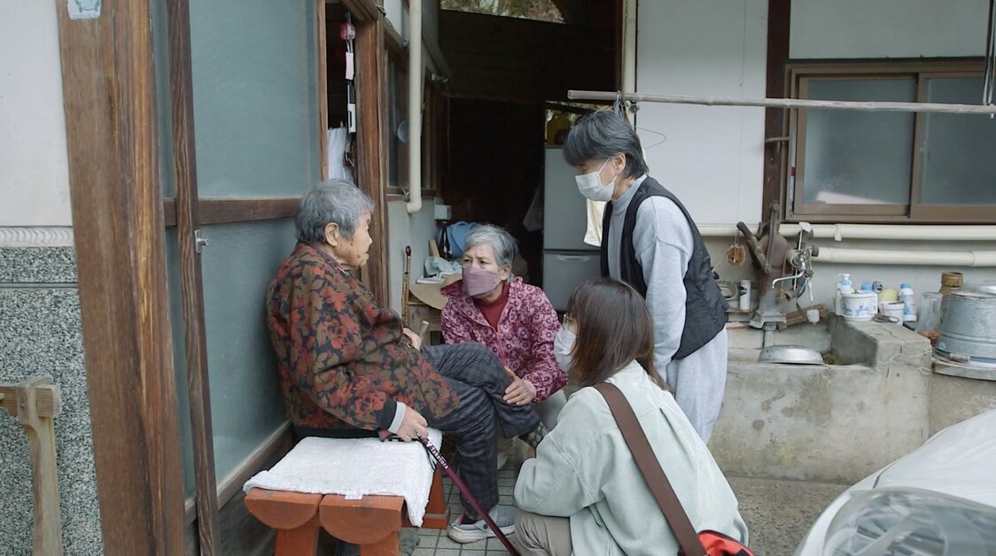 足の具合を心配するみんなに哲代さんは「大したことない」と言うが……　©「104歳、哲代さんのひとり暮らし」製作委員会