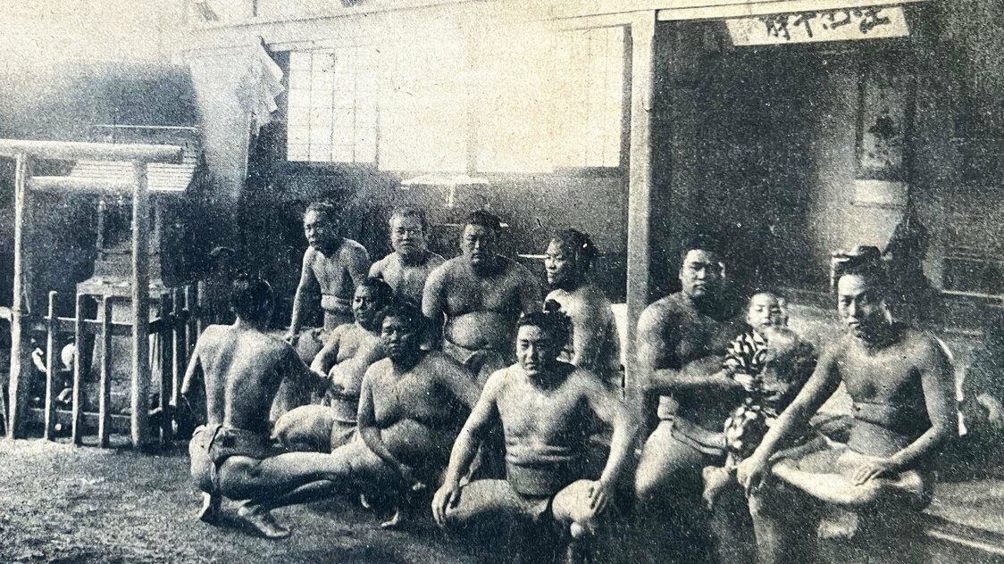 1917年（大正6）の出羽海部屋の稽古場光景。土俵の脇に小さな鳥居と祠のようなものが見える（大正期の相撲専門誌「武侠世界」より）