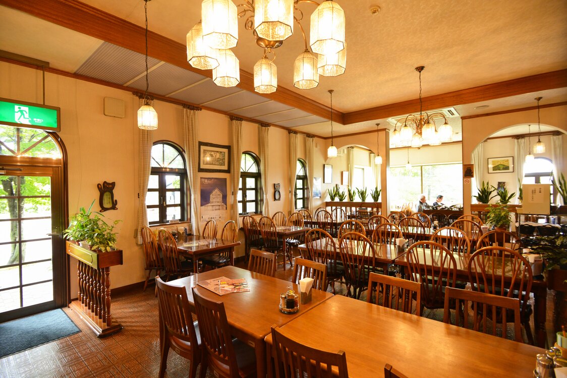 El amplio interior del restaurante, con mesas y sillas de estilo clásico.