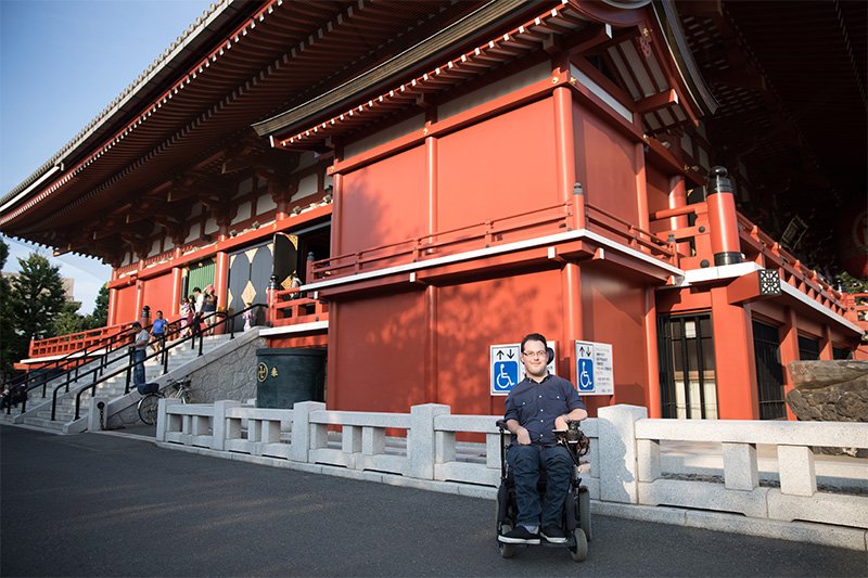 The elevator to one side of Sensōji looks like an extension of the main temple hall.