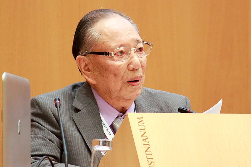 シンポジウムで証言する石田雅男さん