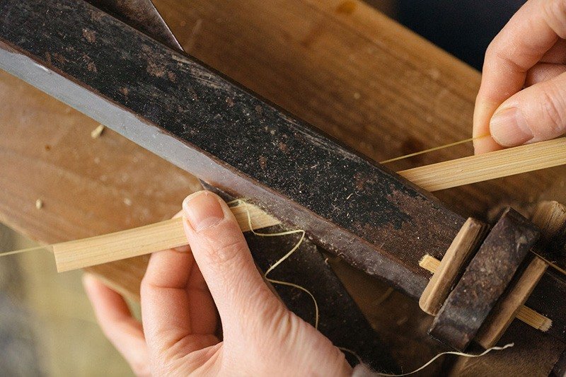 تقوم أوغورا بعمل خصلات أشبه بالخيوط لاستخدامها في عمل المشغولات.