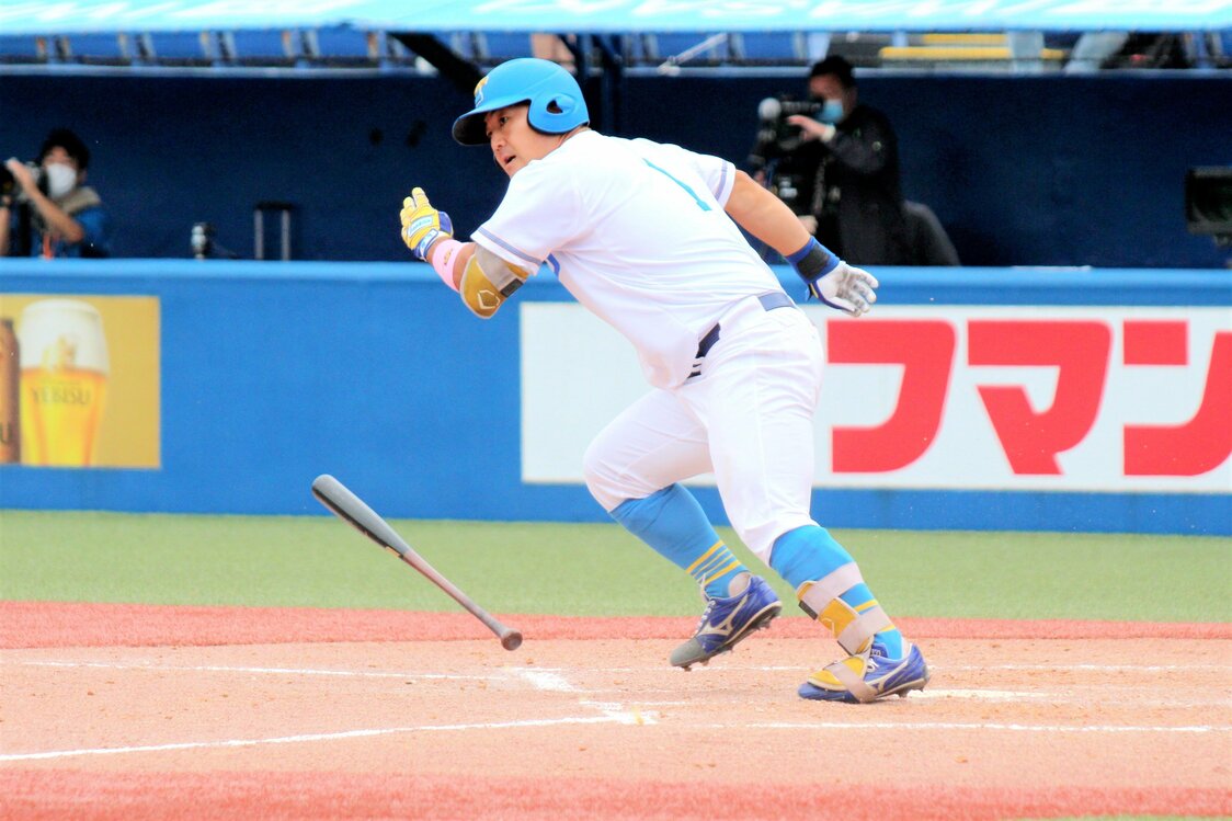 Inoue Keishū, a senior in the Faculty of Education, heads for first base after connecting with the ball.