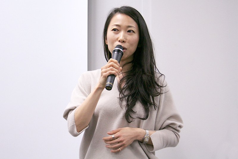 正述說著家族記憶的作者（2017年1月25日攝於東京都內，nippon.com 編輯部）