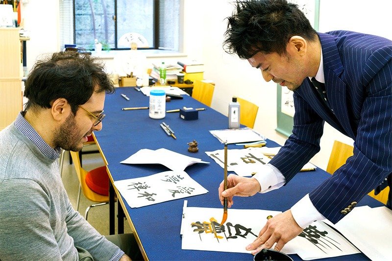 Miyazaki corrige usando tinta de color que resalta contra el negro de la escritura de sus estudiantes.