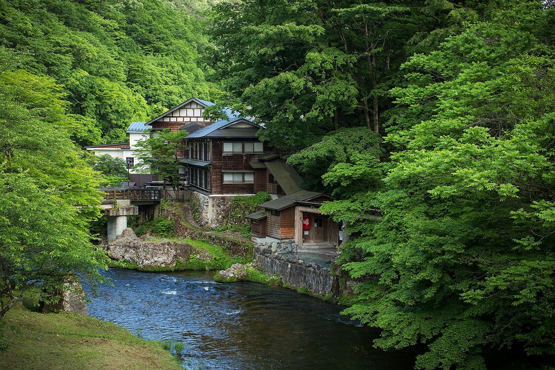 El famoso baño al aire libre Oosawa-no-Yu que está a la orilla río. Fotografía cortesía de Oosawa Onsen.