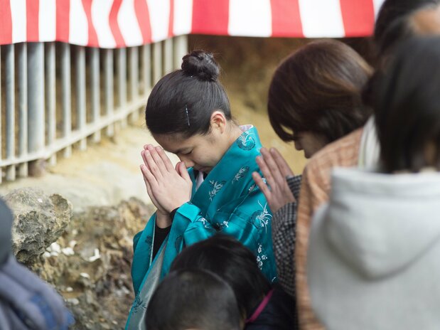 新年を迎えられたことを感謝し、シルミチューに向かって祈る人々
