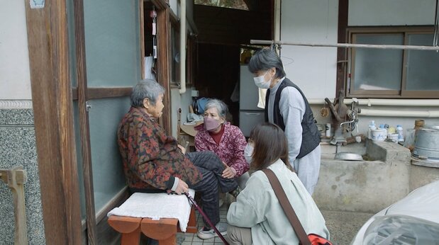 Tetsuyo asegura que está bien a cuantos la rodean, pese a su preocupación por el estado de sus piernas… (© Comité de producción de 104 sai, Tetsuyo san no hitori gurashi)