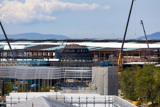 On a fine day, you can see as far as the Akashi Kaikyō Bridge (center-right background). (© Hashino Yukinori)