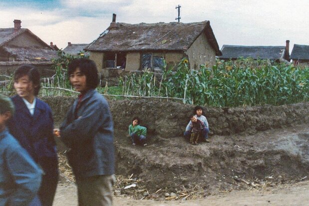 人民公社の住民。住居は日干しれんがで造られている 1979年9月 三江平原 撮影:中山氏