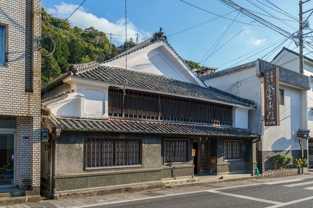 这栋建筑内设有展厅及今右卫门窑本家,是有田当地最古老的建筑之一,被列为国家重要传统建筑群保存地区