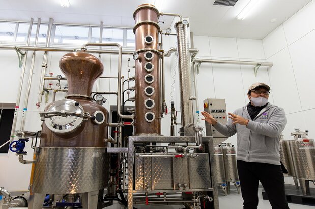 ブランデーなどを造るドイツ製蒸留機について説明する佐々木さん