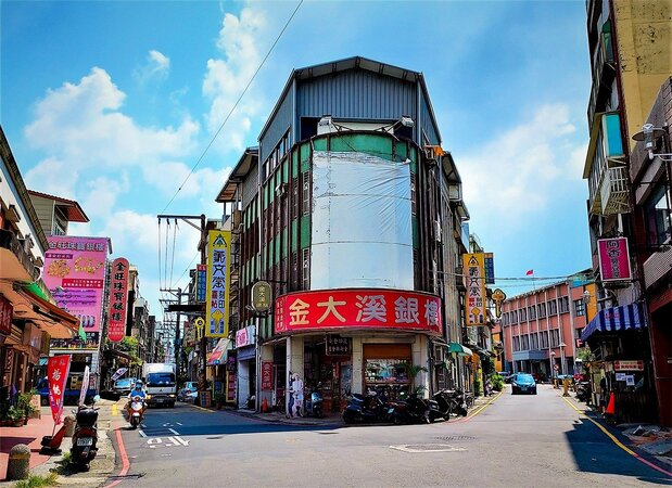 宝石店「金大渓銀楼」のあるY字路。左が中央路で、元・トロッコ道で、「大渓駅」もここにあった。