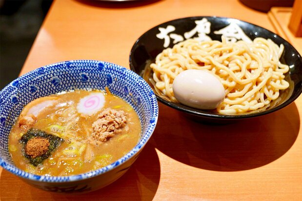 El tokusei tsukemen (namimori) (1.150 yenes) de Rokurinsha, situado en Tokyo Ramen Street. (Fotografía: Yamakawa Daisuke)