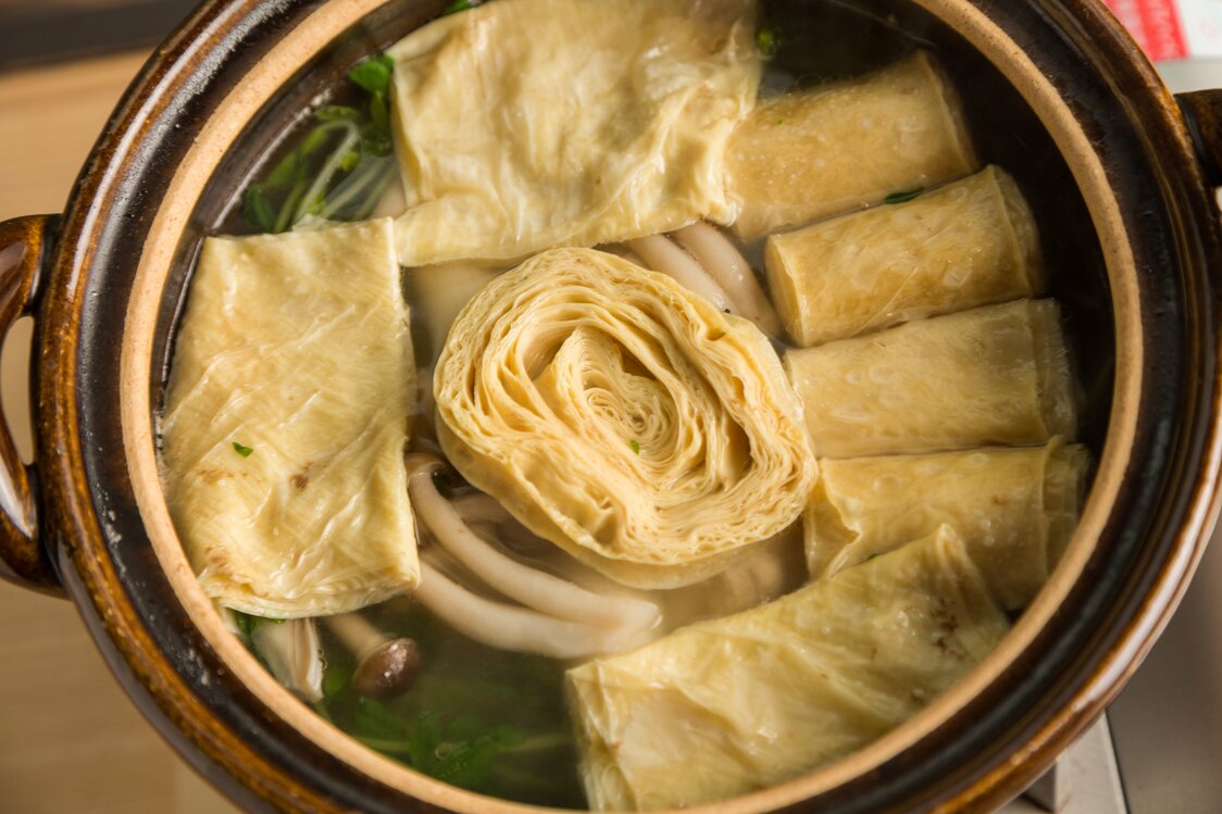 仅提供午餐用腐竹火锅。附带腐竹煮饭和甜点，一餐 1800日元（税前）